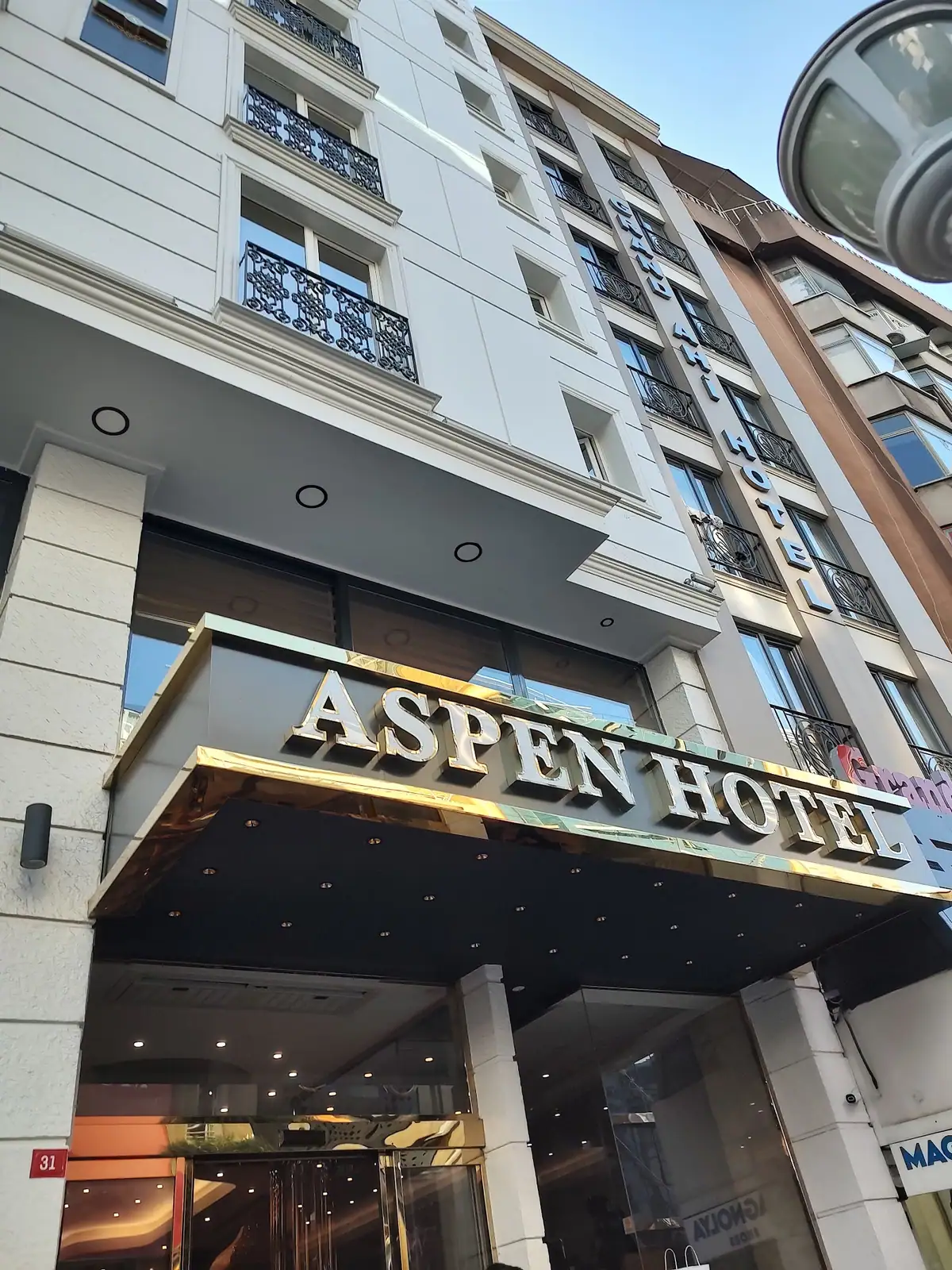 Ahi Hotel